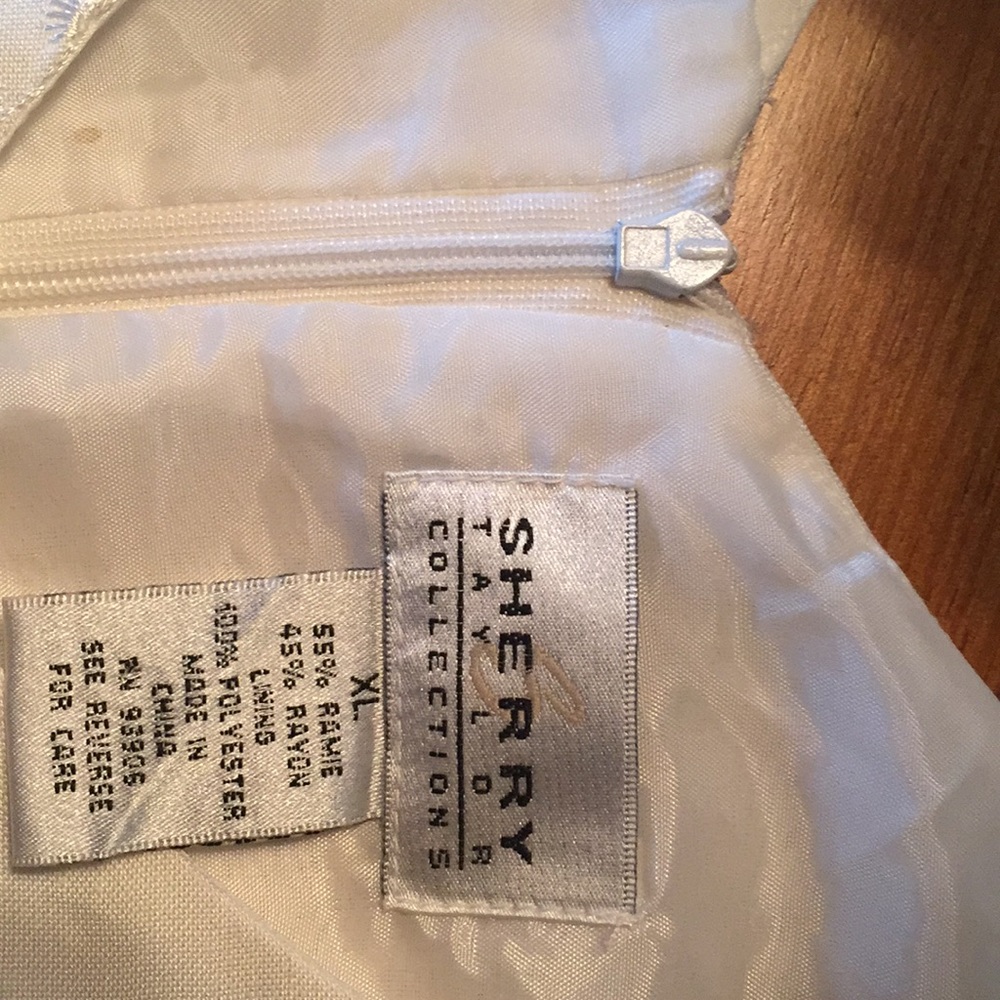 White sleeveless dress